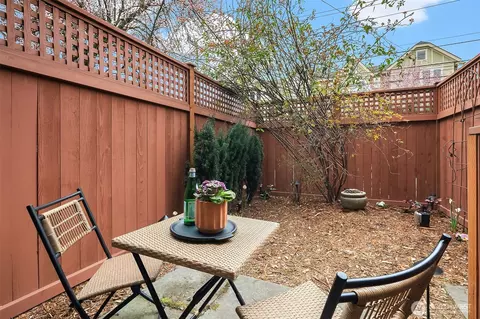 Exterior - 219 12th Ave E #B, Seattle, WA 98102 photo 3 of 4