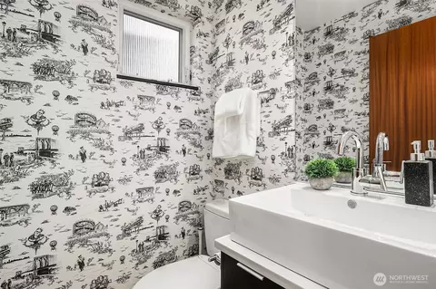 Bath - 219 12th Ave E #B, Seattle, WA 98102 photo 3 of 3