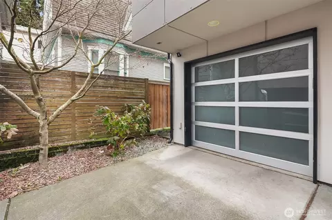 Exterior - 219 12th Ave E #B, Seattle, WA 98102 photo 4 of 4
