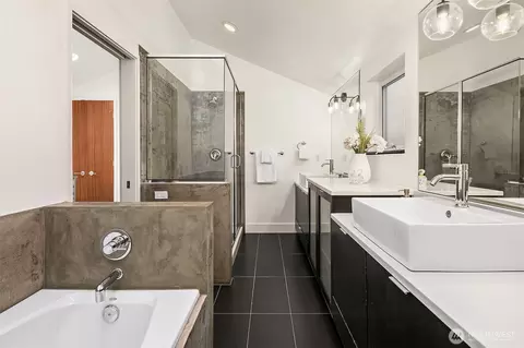 Bath - 219 12th Ave E #B, Seattle, WA 98102 photo 1 of 3
