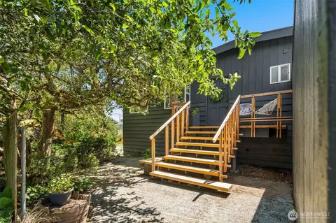2103 SW 110th St, Seattle, WA 98146