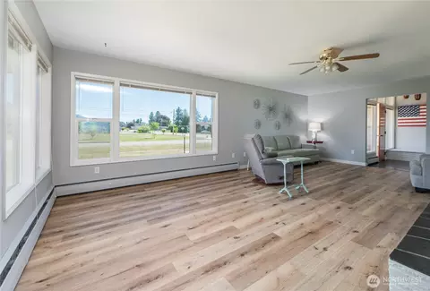 Living - 308 Mitchell St, Sumas, WA 98295 photo 2 of 5