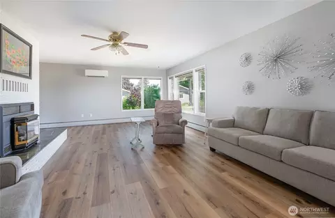 Living - 308 Mitchell St, Sumas, WA 98295 photo 3 of 5