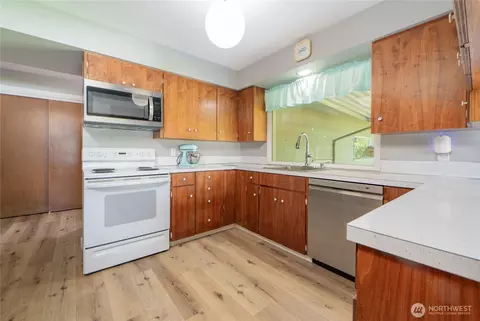 Kitchen - 308 Mitchell St, Sumas, WA 98295 photo 2 of 3