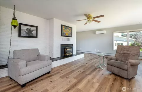 Living - 308 Mitchell St, Sumas, WA 98295 photo 4 of 5