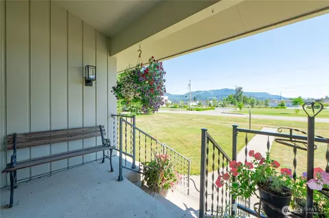 Exterior - 308 Mitchell St, Sumas, WA 98295 photo 6 of 9