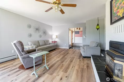 Living - 308 Mitchell St, Sumas, WA 98295 photo 1 of 5