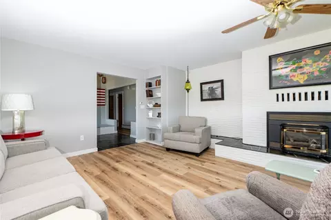 Living - 308 Mitchell St, Sumas, WA 98295 photo 5 of 5