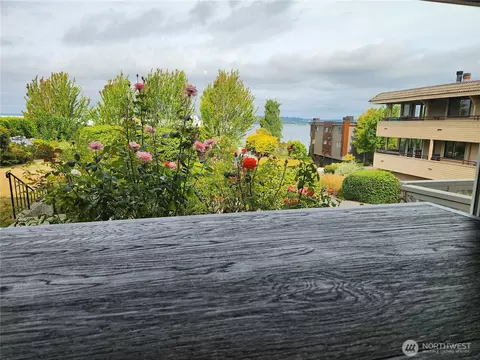 935 1st St S #4, Kirkland, WA 98033