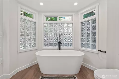 Bath - 20631 W Richmond Rd, Bothell, WA 98021 photo 1 of 4