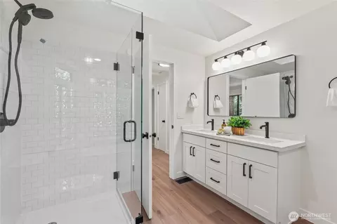 Bath - 20631 W Richmond Rd, Bothell, WA 98021 photo 2 of 4