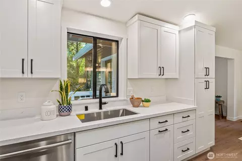 Kitchen - 20631 W Richmond Rd, Bothell, WA 98021 photo 4 of 6