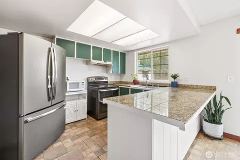 Kitchen - 32 N Evergreen Pl, Sequim, WA 98382 photo 3 of 5