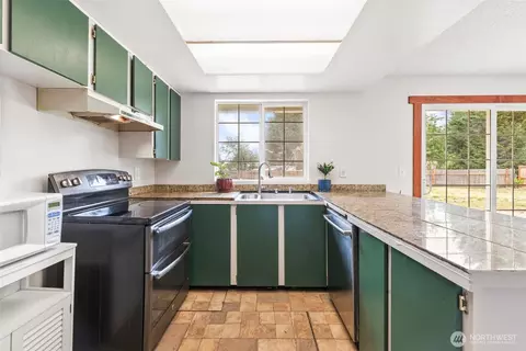Kitchen - 32 N Evergreen Pl, Sequim, WA 98382 photo 4 of 5