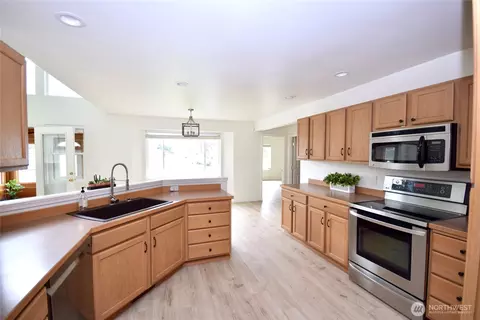 Kitchen - 71 John Carl Rd, Sequim, WA 98382 photo 2 of 2