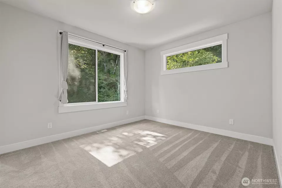 Bedroom - 599 Viewcrest Dr NW, Issaquah, WA 98027 photo 8 of 9