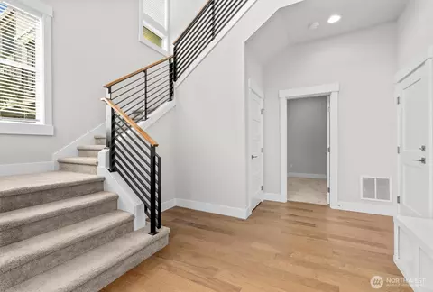 Entry Way - 599 Viewcrest Dr NW, Issaquah, WA 98027 photo 1 of 3
