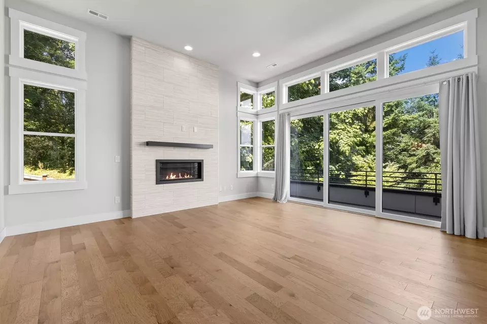 Living - 599 Viewcrest Dr NW, Issaquah, WA 98027 photo 3 of 5