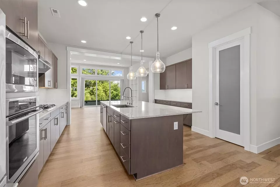 Kitchen - 599 Viewcrest Dr NW, Issaquah, WA 98027 photo 2 of 2