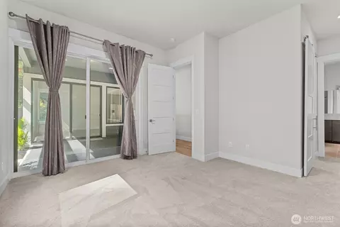 Bedroom - 599 Viewcrest Dr NW, Issaquah, WA 98027 photo 1 of 9
