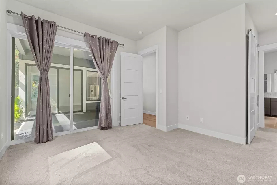 Bedroom - 599 Viewcrest Dr NW, Issaquah, WA 98027 photo 1 of 9