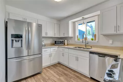 Kitchen - 15635 63rd Street Ct E, Sumner, WA 98390 photo 2 of 3