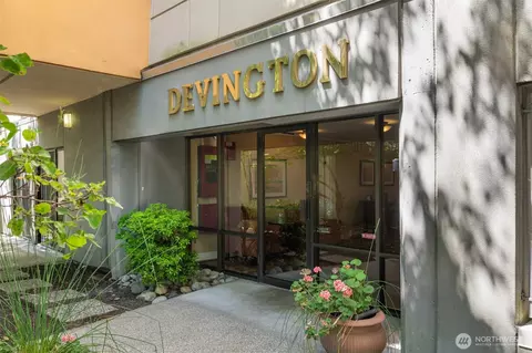 7600 SE 29th St #305, Mercer Island, WA 98040