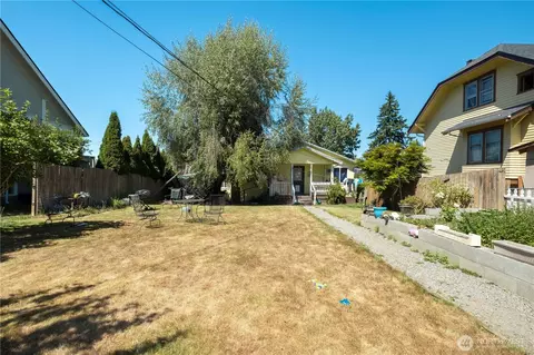 131 E Highland Ave, Mount Vernon, WA 98273