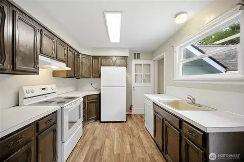 Kitchen - 306 E Sr 4, Cathlamet, WA 98612 photo 3 of 6