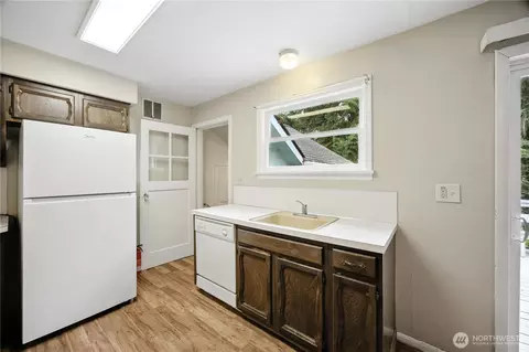 Kitchen - 306 E Sr 4, Cathlamet, WA 98612 photo 4 of 6