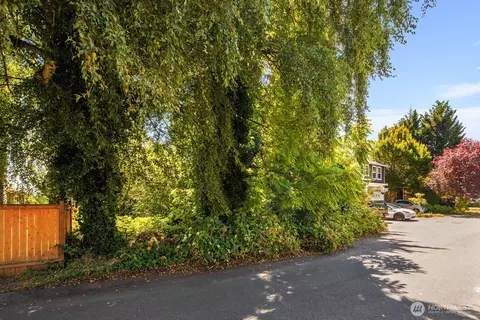 672 Lind Ave NW, Renton, WA 98057