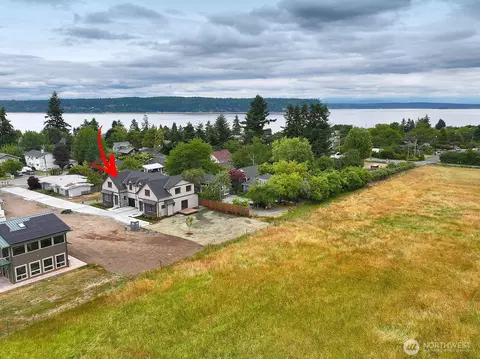 683 3rd St #1, Langley, WA 98260