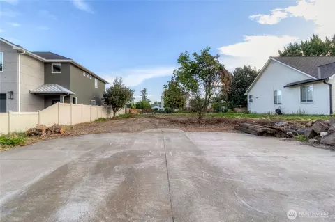 316 SW 12th St, College Place, WA 99324