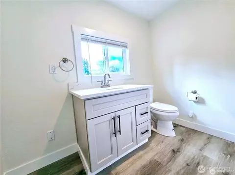 Bath - 343 Hawkins Rd, Winlock, WA 98596 photo 2 of 4