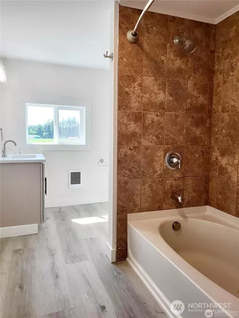 Bath - 343 Hawkins Rd, Winlock, WA 98596 photo 3 of 4