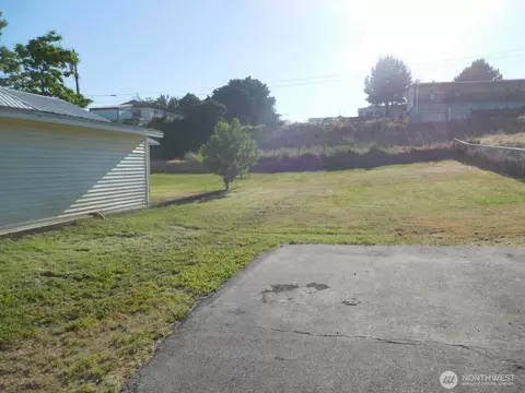 Exterior - 135 N 3rd Ave, Connell, WA 99326 photo 4 of 11
