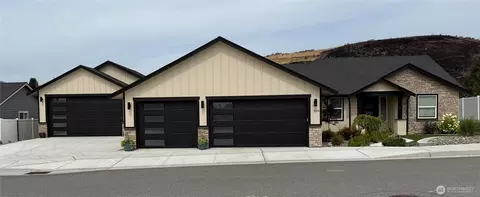 928 N Newport Loop, East Wenatchee, WA 98802