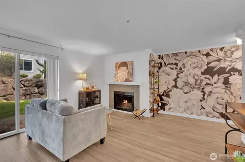 19230 Forest Park Dr NE #H126, Lake Forest Park, WA 98155