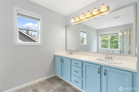 Bath - 11524 40th Dr SE, Everett, WA 98208 photo 2 of 5