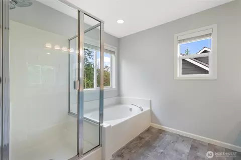 Bath - 11524 40th Dr SE, Everett, WA 98208 photo 4 of 5