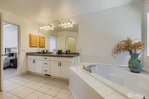 Bath - 2827 191st Pl SE, Bothell, WA 98012 photo 3 of 4
