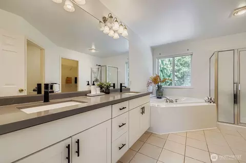 Bath - 2827 191st Pl SE, Bothell, WA 98012 photo 2 of 4