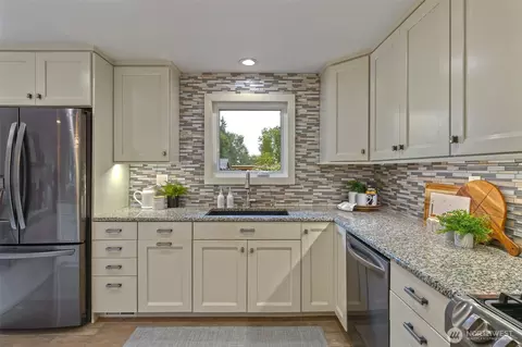 Kitchen - 10141 NE 202nd St, Bothell, WA 98011 photo 4 of 4