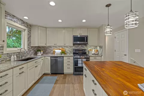 Kitchen - 10141 NE 202nd St, Bothell, WA 98011 photo 3 of 4