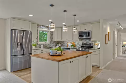 Kitchen - 10141 NE 202nd St, Bothell, WA 98011 photo 2 of 4