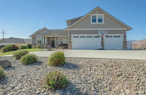 826 Autumn Crest Dr, Wenatchee, WA 98801
