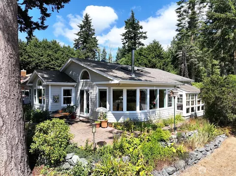 3681 Lagoon View Dr, Greenbank, WA 98253