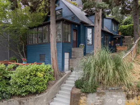 2560 Gilman Dr W, Seattle, WA 98119
