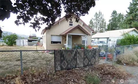 241 Beach St, Pateros, WA 98846