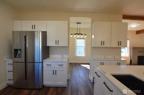 Kitchen - 15508 Meade Mccumber Rd E, Sumner, WA 98390 photo 2 of 2